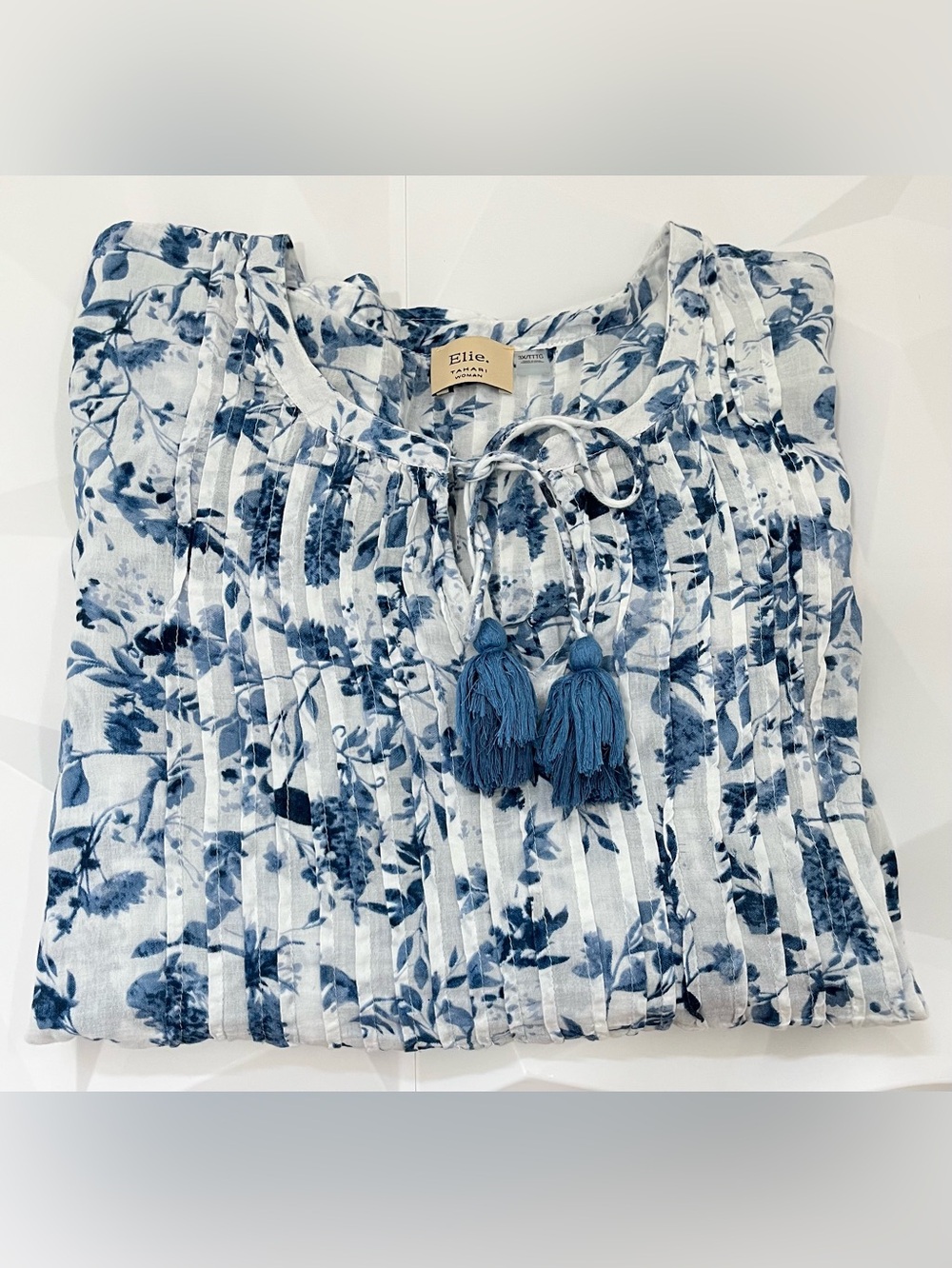 Elie Tahari Blue Floral Pintuck Tassel Top 100% Cotton.
Relaxed Peasant Sze 3XL - Picture 5 of 11